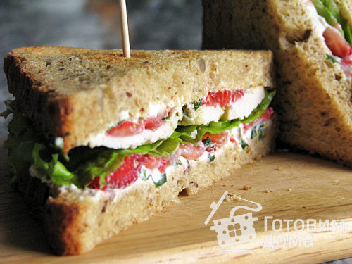 Клубничный сэндвич с курицей и мягким сыром фото к рецепту 1