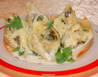 "Ракушки", фаршированные курицей и грибами