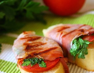 Бутерброды-гриль с помидорами и беконом