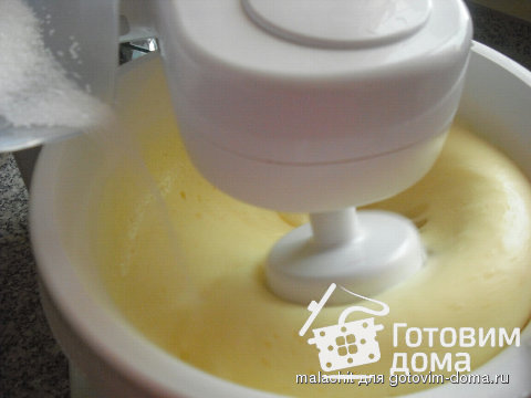 Бисквитное тесто (не  разделяя яйца, с добавлением кипятка) фото к рецепту 4