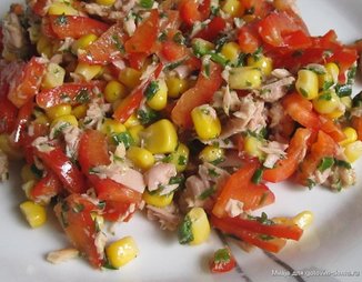 Салат с тунцом, перцем и кукурузой