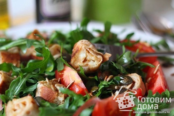 Салат из рукколы, помидор и блинных рулетиков фото к рецепту 2