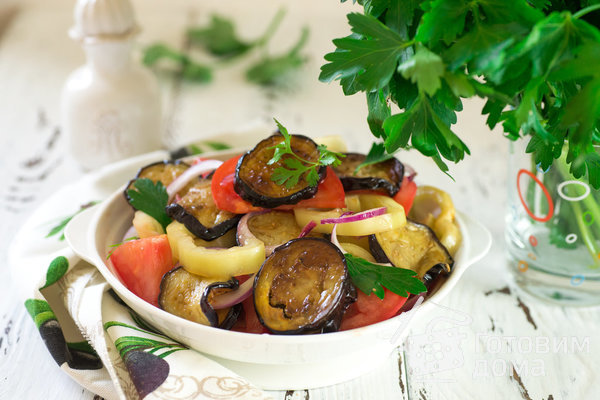 Салат из баклажанов, болгарского перца и томатов фото к рецепту 3