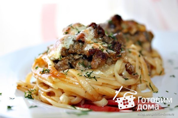 Запеченные под сыром гнезда-спагетти с фаршем и грибами фото к рецепту 4