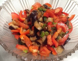 Салат из жареных баклажанов и свежих овощей