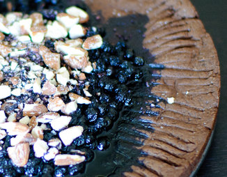 Рассыпчатый шоколадный пирог с черникой и орехами