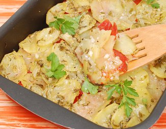 Картофель, запеченный с луком, чесноком и помидорами