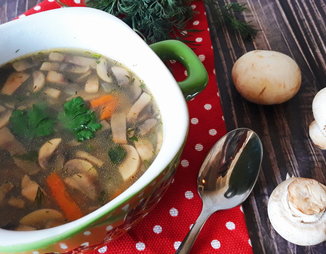 Куриный суп с лапшой и грибами