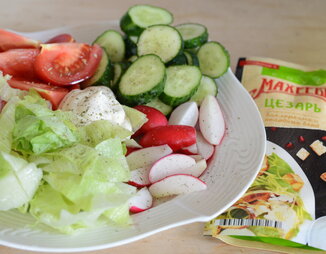 Салат из овощей с соусом Цезарь