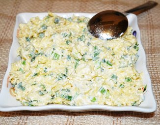 Сырный салат с зеленым луком