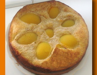 Персиковый пирог с миндальным кремом