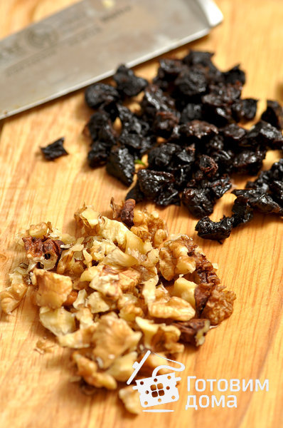 Куриные окорочка, фаршированные черносливом и грецкими орехами фото к рецепту 5
