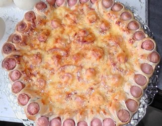 Пирог с сосисками, помидорами и сыром