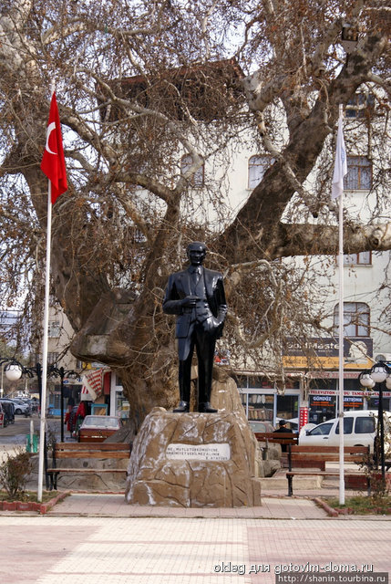 Pamyatnik-Atatyurku-v-tsentr.jpg