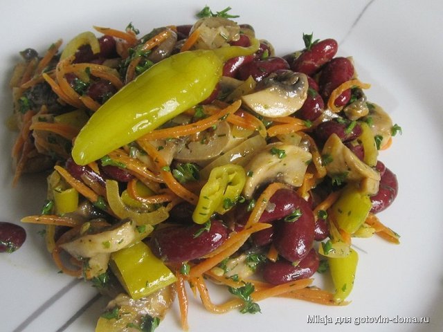 29.04. Салат с грибами, фасолью и пеперони.JPG