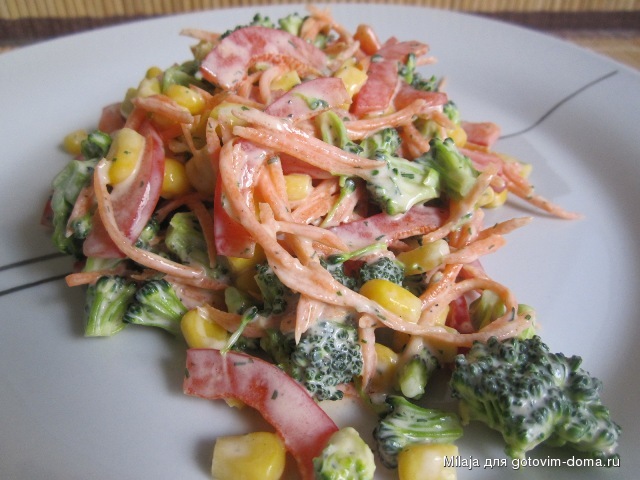 Салат с брокколи, перцем, морковкой и кукурузой.JPG