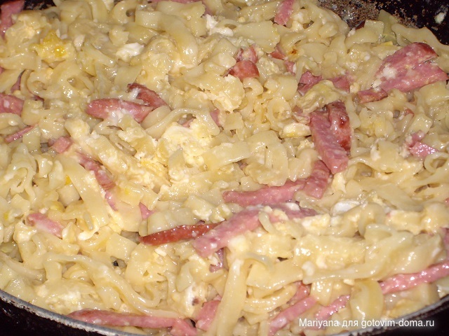 Макароны с колбасой под яйцом.JPG