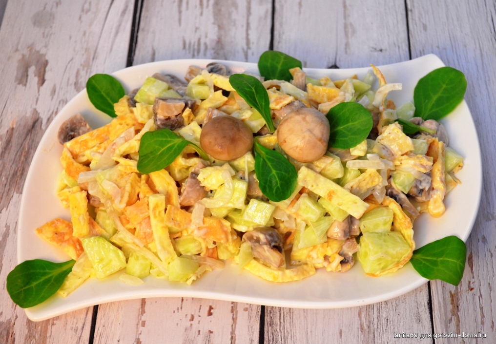 Салат с яичными блинчиками и грибами