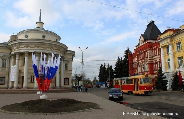 Здание театра «Свободное пространство» (слева) и Центробанк.jpg