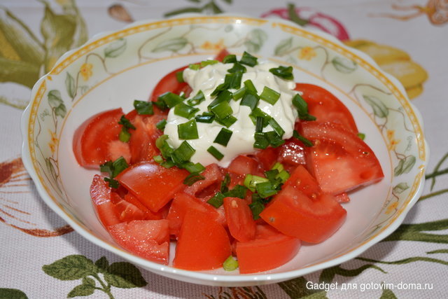 салат из помидоров с огурцами (7).JPG