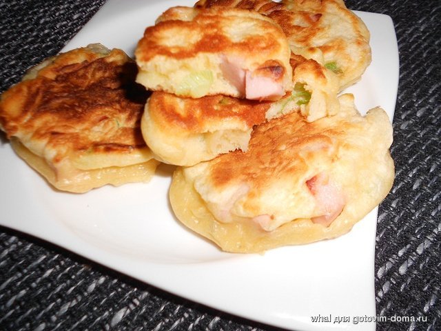 Оладьи с колбасой и сыром