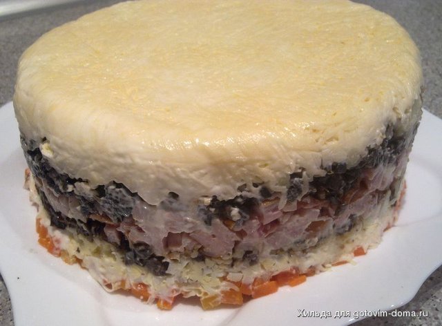 Салат с копчёной курицей, черносливом и шампиньонами1.jpg