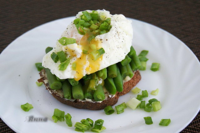 Smørrebrød- Датский бутерброд с фасолью и яйцом пашот.jpg