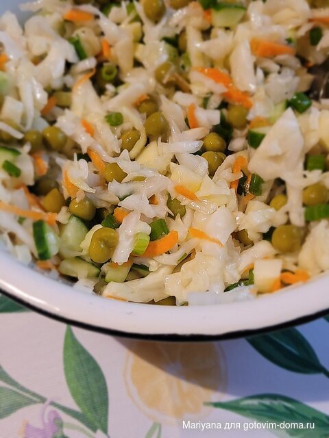 Овощной салат с яблоком и горошком.jpg