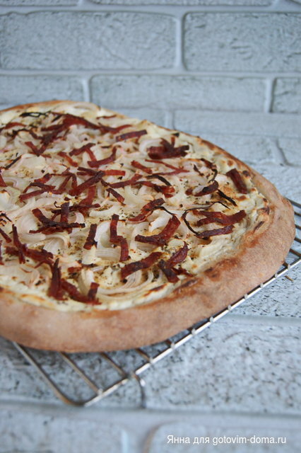 Фламмкухен из Эльзасса - пирог с луком, беконом и сыром.JPG