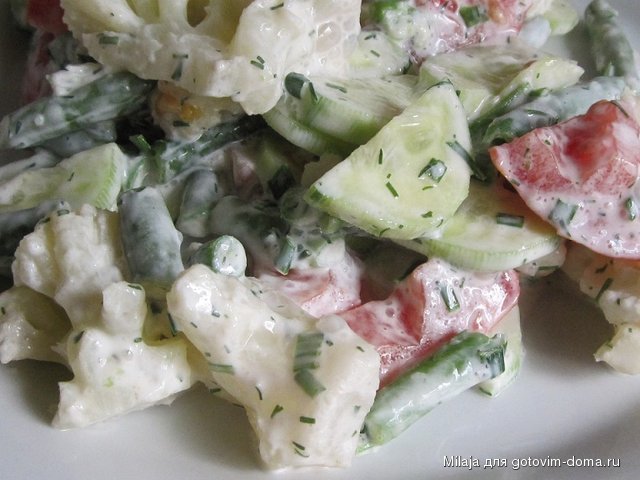 07.08. Салат с фасолью, цветной капустой, помидоры и огурцы.JPG