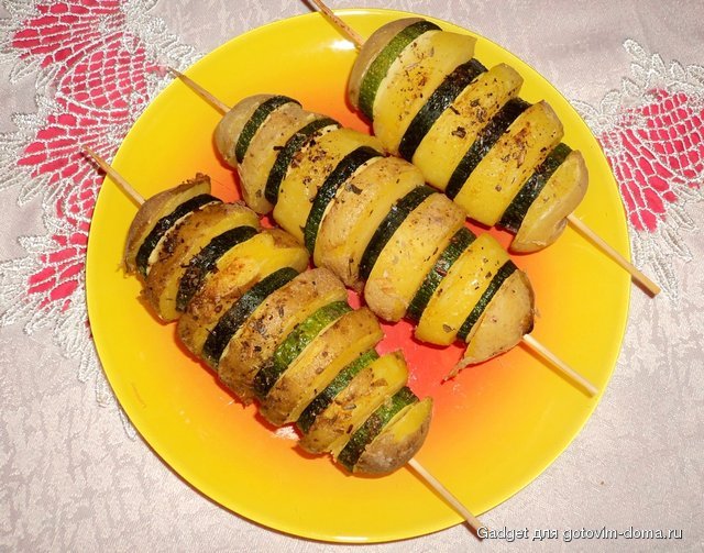 шашлычки из картофеля и цуккини_мал.JPG