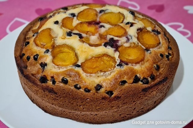 пирог домашний (20) с абрикосами и черной смородиной.jpg