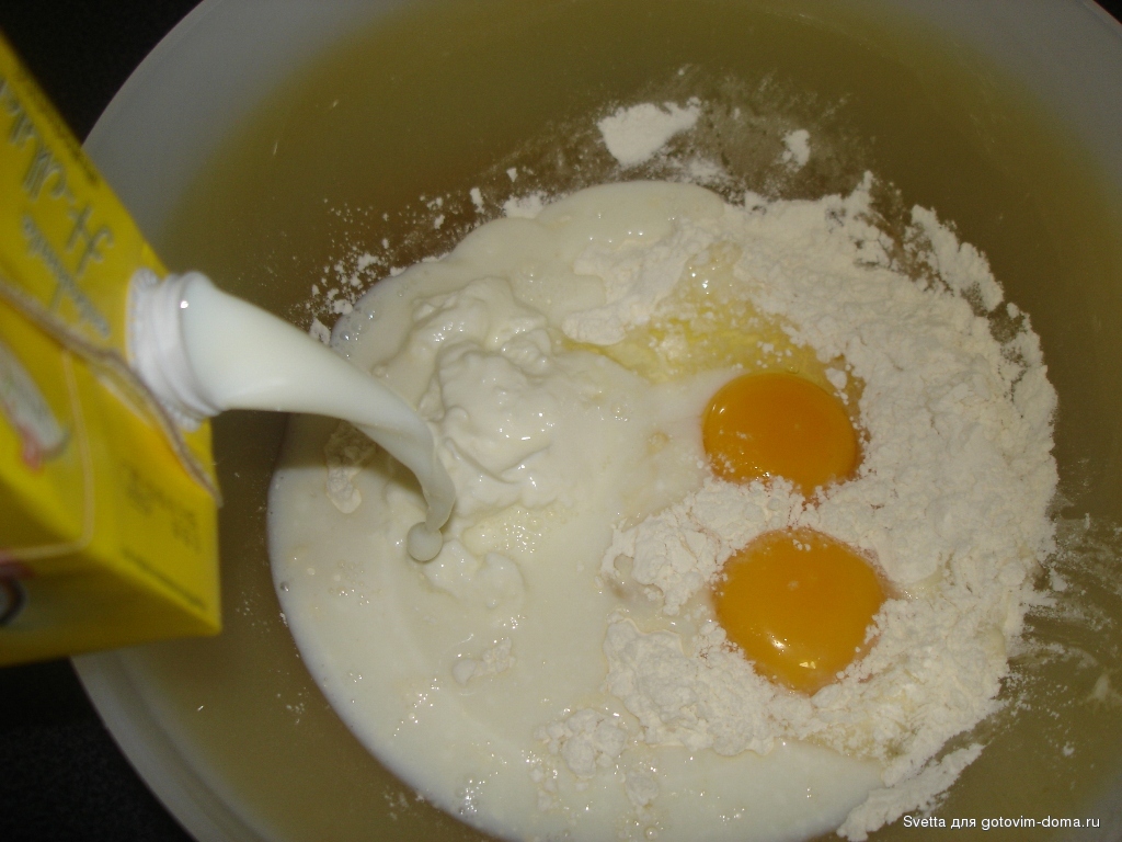 Надо ли добавлять в тесто яйца. Тесто с яйцом. Мука и яйца. Яйца в миске с молоком. Перемешать тесто в миске.