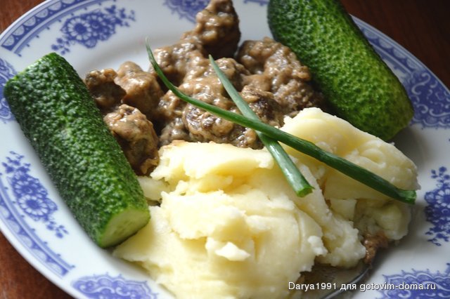 Пюрешка с печенкой и огурцами.JPG