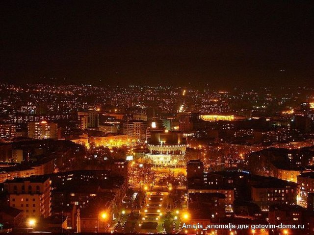 800px-Yerevan_Night012.JPG