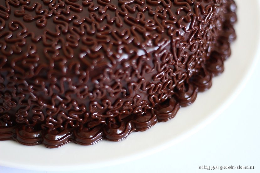 Рецепты с шоколадными каплями. Украшение торта шоколадным кремом. Украшение торта шоколадной глазурью. Украшения для торта из глазури. Украшение торта шоколадной стружкой.