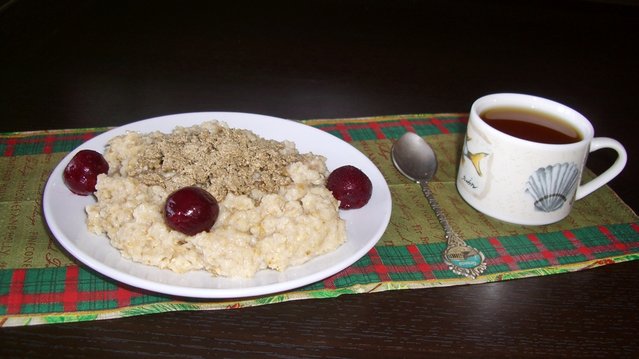 Овсяная каша с халвой и вишней.JPG