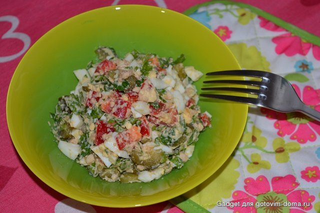 салат из печени трески с болгарским перцем и маринованными огурцами.JPG