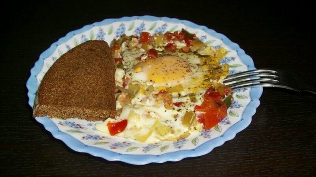 Яичница с овощной заморозкой.JPG