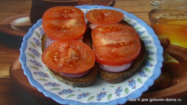 Бутерброды с луком и помидорами.JPG