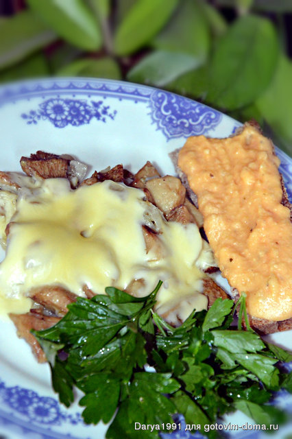 Лисички жареные с сыром, зелень и бутерброд.JPG