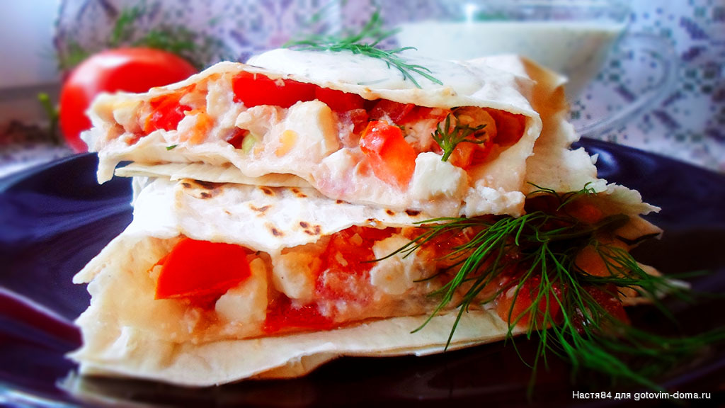Лаваш с сыром и помидорами