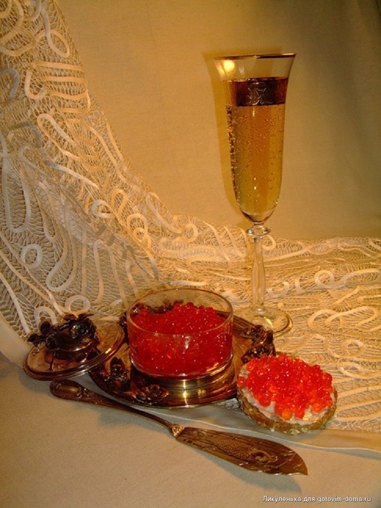 Угощу ужином. Шампанское и икра. Сервировка стола для романтического ужина. Красная икра и шампанское. Икра на новогоднем столе.