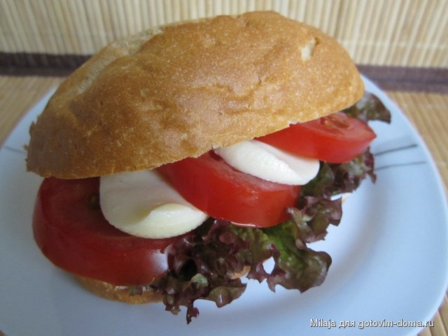 Булочка с сыром и помидорами.JPG
