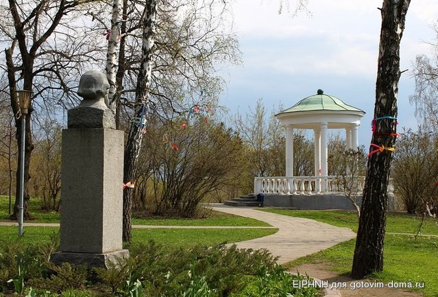 Парк «Дворянское гнездо», памятник Тургеневу.jpg