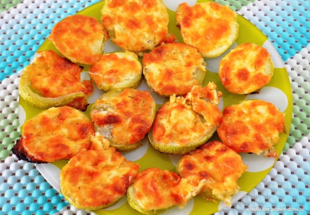 Как приготовить кабачки с помидорами и сыром. Кабачки в духовке с сыром и помидорами. Кабачки с помидорами и чесноком в духовке. Кабачки в духовке с помидорами и сыром и чесноком. Кабачки с сыром и чесноком.