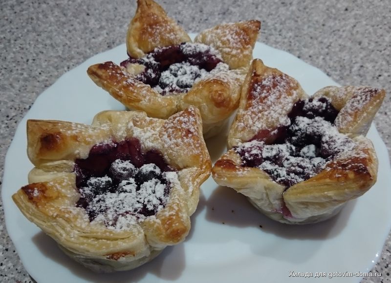 Слойка с творожным кремом и черникой