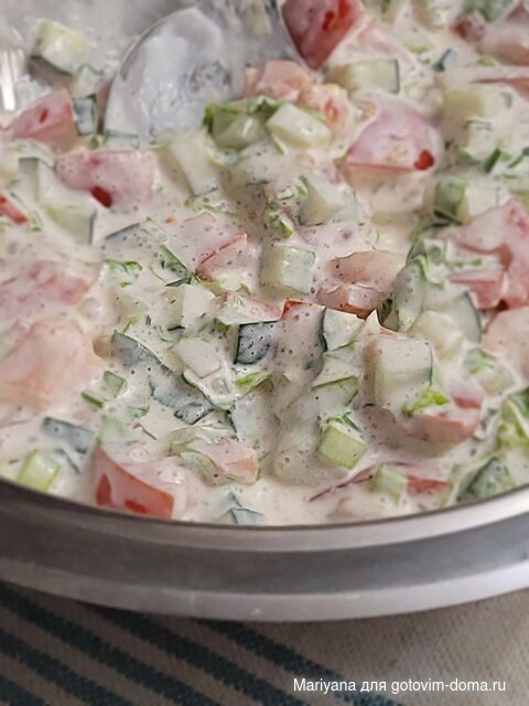 Салат из помидор с огурцами.jpg
