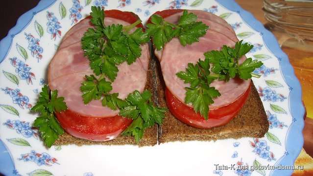 Бутерброды с помидорами и колбасой.JPG