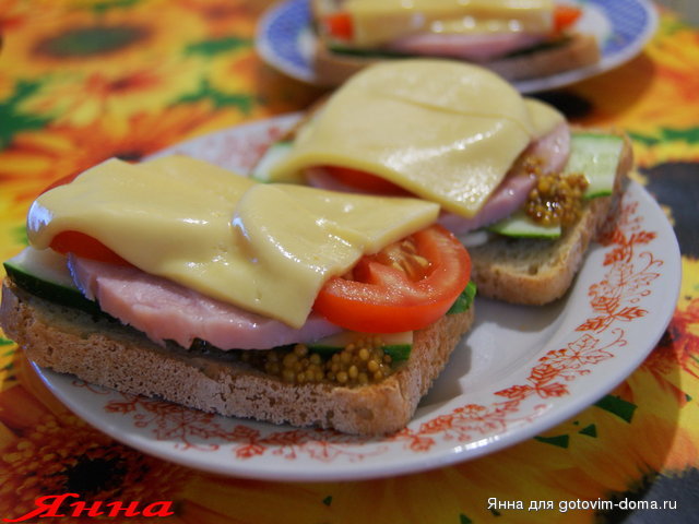 бутерброды с огурцом,ветчиной, помидором, сыром и горчицей в зернах.jpg